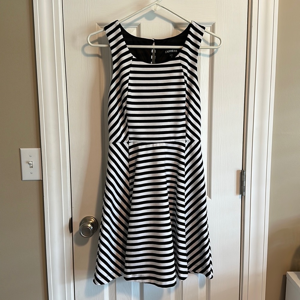 Women’s dress size small. Express.